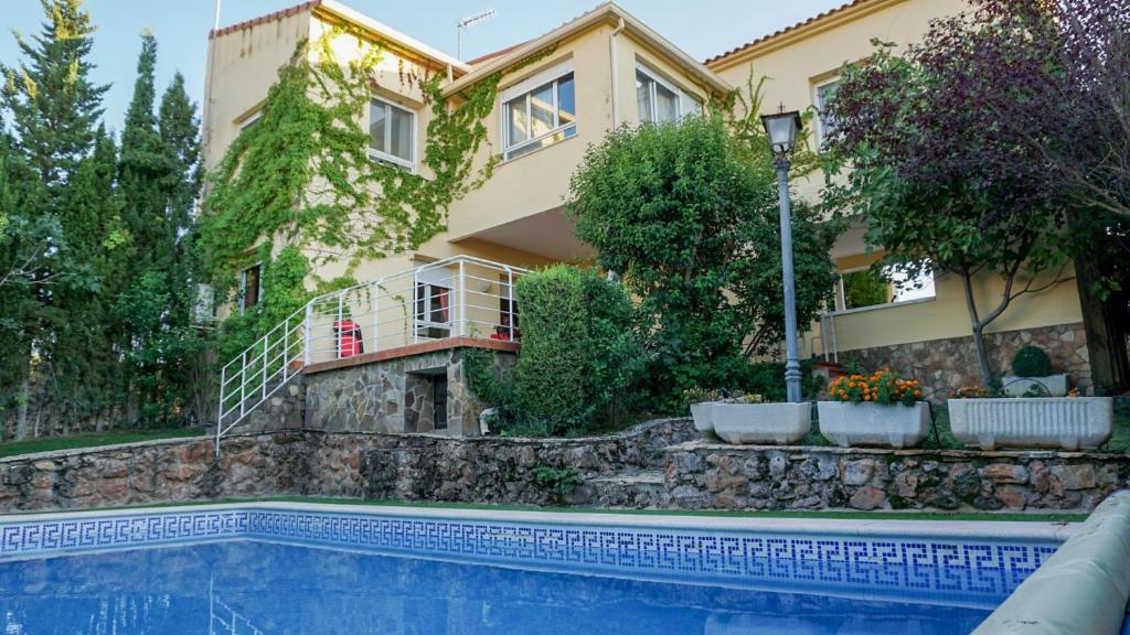 una casa con piscina di fronte a una casa di Casa Altavista en Ruidera a Ruidera