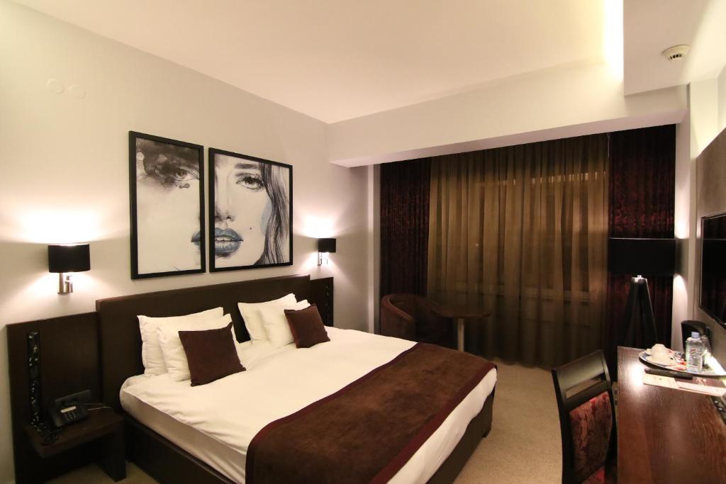 Postel nebo postele na pokoji v ubytování Queen's Hotel - Zebra Centre