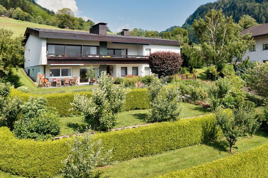 una casa en una colina con jardín en Panoramavilla Bludenz by A-Appartments, en Bludenz