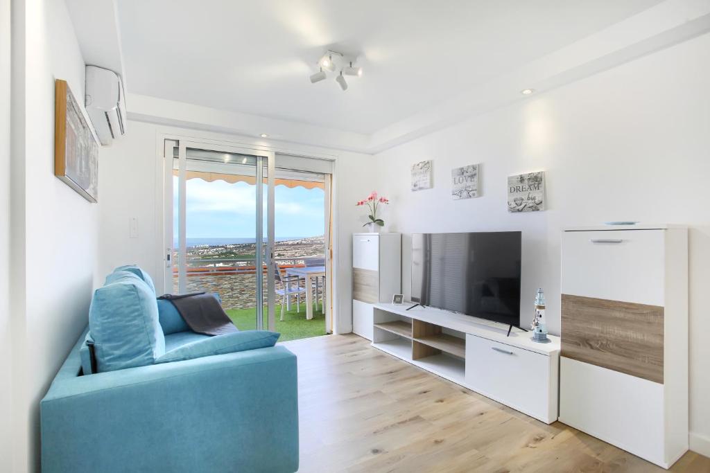A television and/or entertainment centre at LUXURY PENTHOUSE, Best Sunset, Heated Pool, Fast WiFi