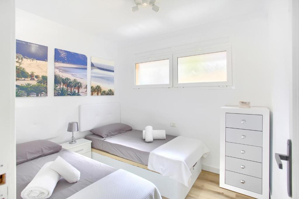 A bed or beds in a room at LUXURY PENTHOUSE, Best Sunset, Heated Pool, Fast WiFi