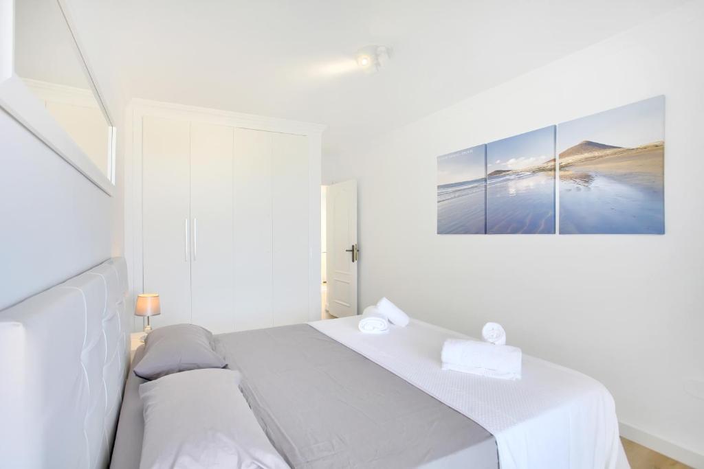 A bed or beds in a room at LUXURY PENTHOUSE, Best Sunset, Heated Pool, Fast WiFi
