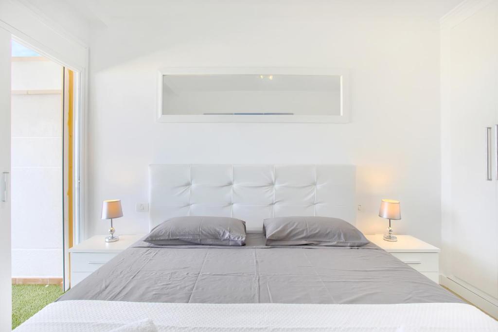 A bed or beds in a room at LUXURY PENTHOUSE, Best Sunset, Heated Pool, Fast WiFi