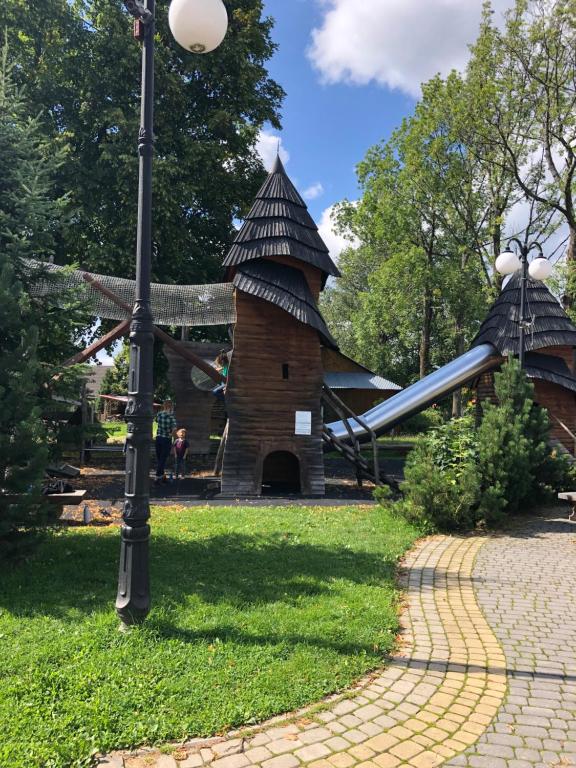 Vonkajšia záhrada v ubytovaní Apartament z basenem