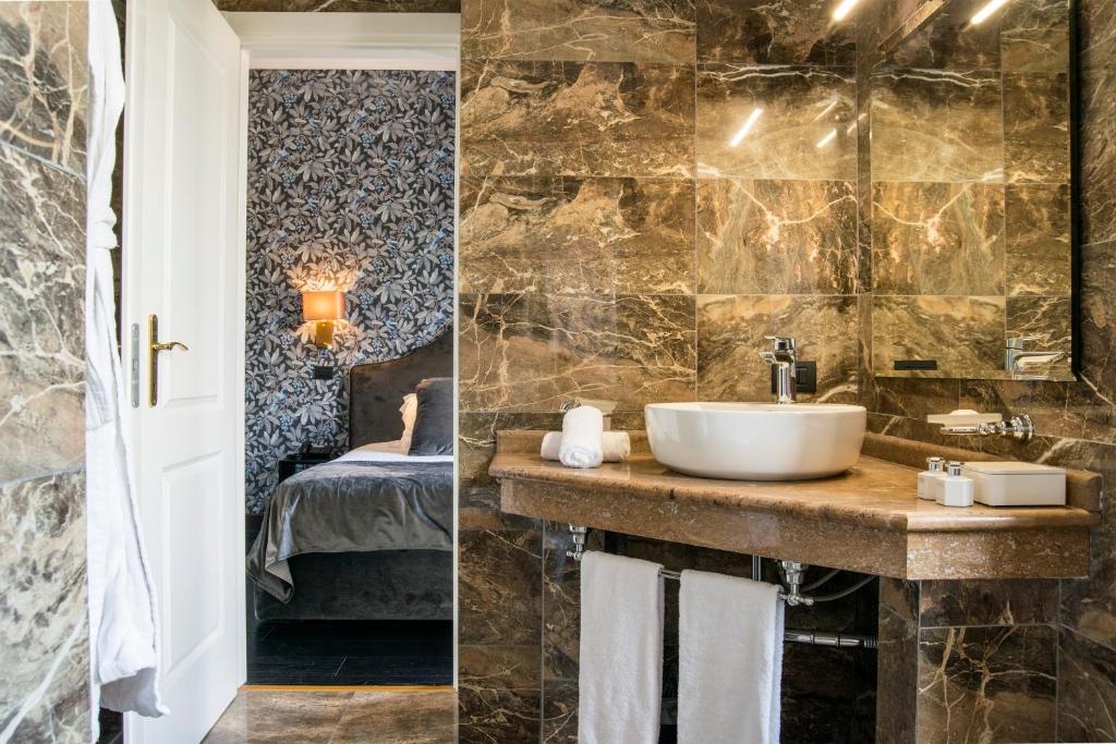 un bagno con lavandino e doccia di Via Veneto Suites a Roma