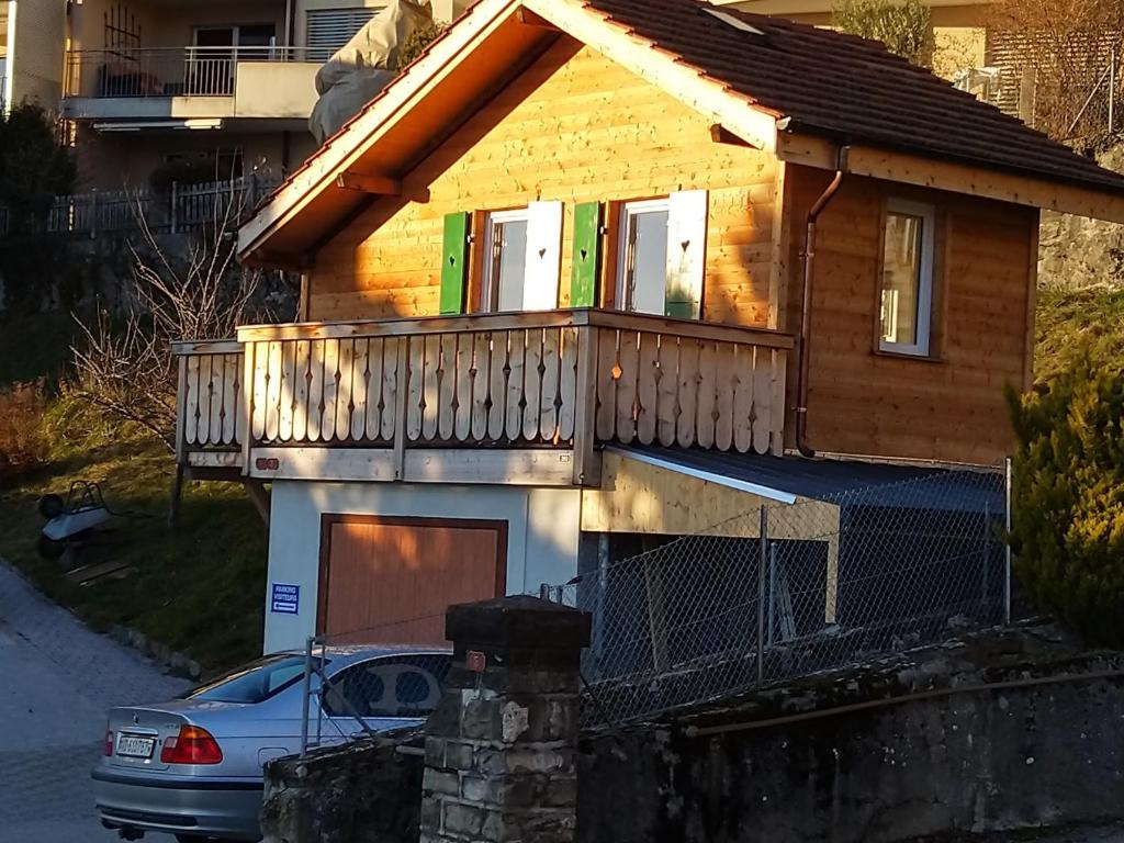 ein Haus mit Balkon darüber in der Unterkunft "Les Echalas" Chalet indépendant avec cuisine en Lavaux Unesco in Chexbres
