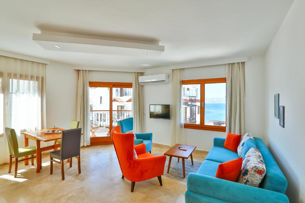 TV a/nebo společenská místnost v ubytování Çınarlar Apart Hotel KAŞ