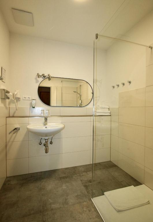 Vannituba majutusasutuses Spiele- und Buchhotel Tschitscher