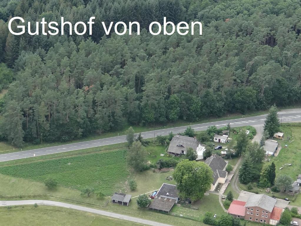 een luchtfoto van een huis met de woorden schuldig aan Van Alien bij Ferien Mecklenburgische Seenplatte, Urlaub auf dem Gutshof Bossow in Bossow