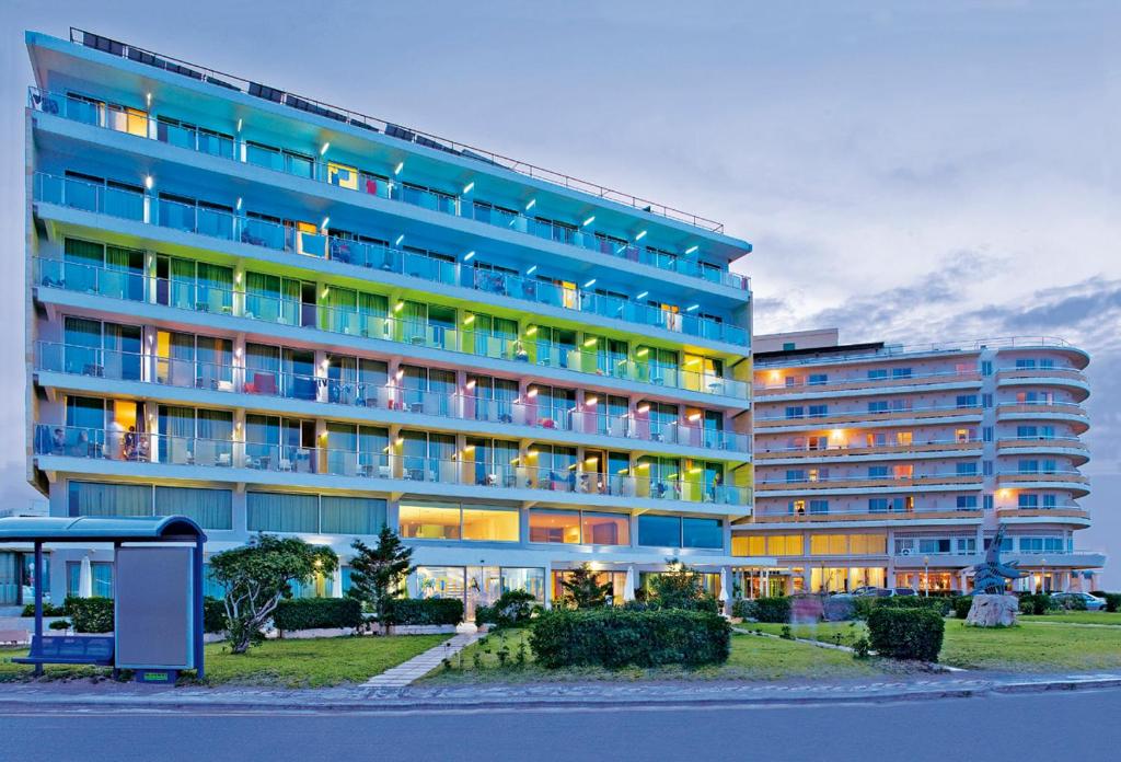 duży niebieski budynek z wieloma oknami w obiekcie Aquarium View Hotel w mieście Rodos