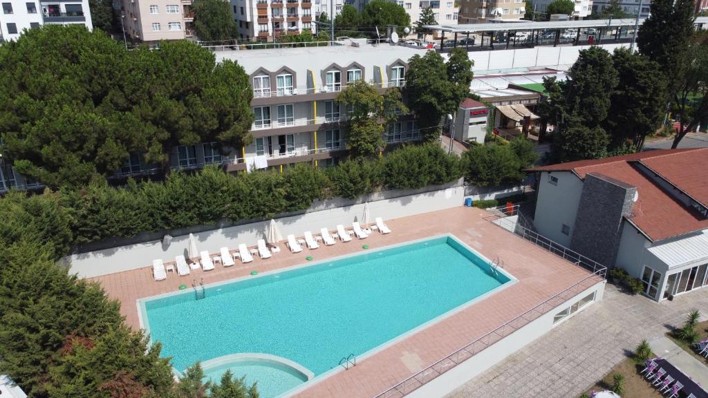 伊斯坦堡的住宿－TALEN OTEL，享有大楼游泳池的顶部景致