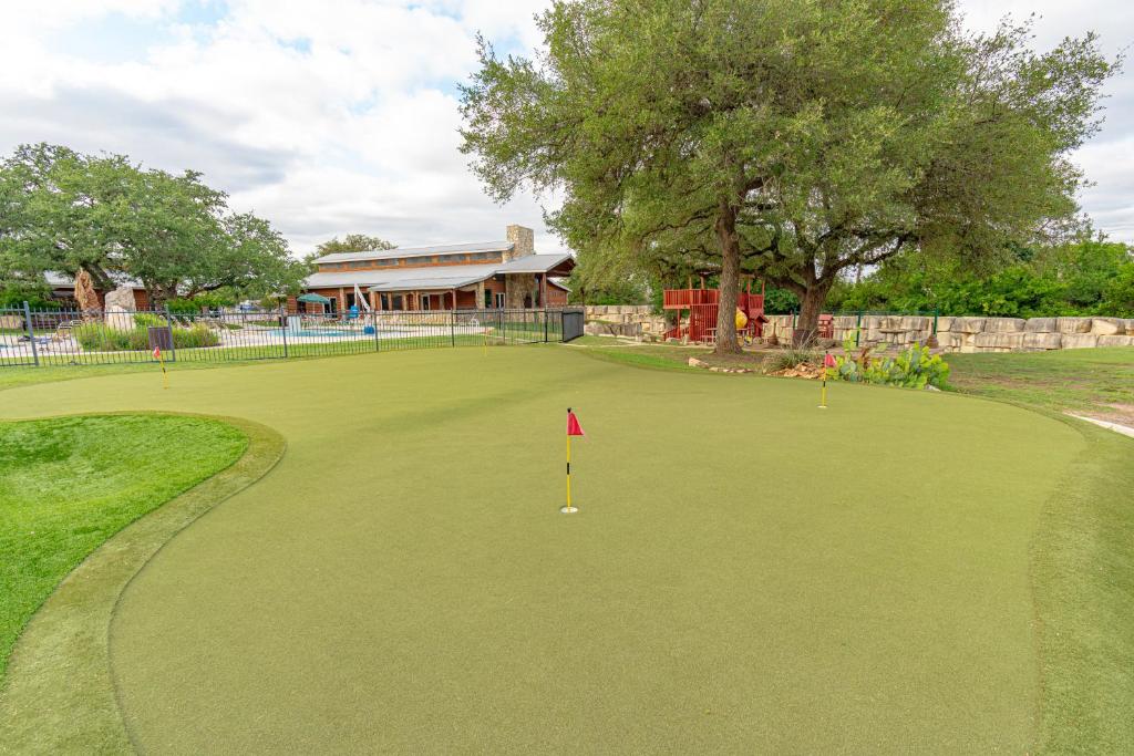 Golf v prázdninového areálu nebo okolí