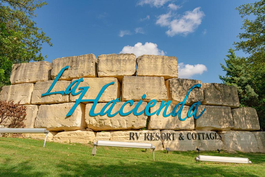 una señal para el Lily Kirribilli ni resort y conferencia en Sun Outdoors Lake Travis, en Hudson Bend