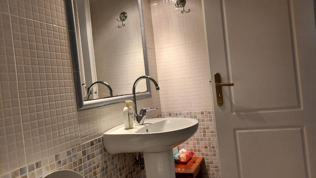 Joan's airport apartment - 17