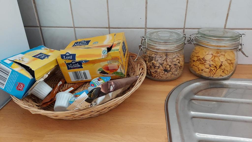 Joan's airport apartment - 13