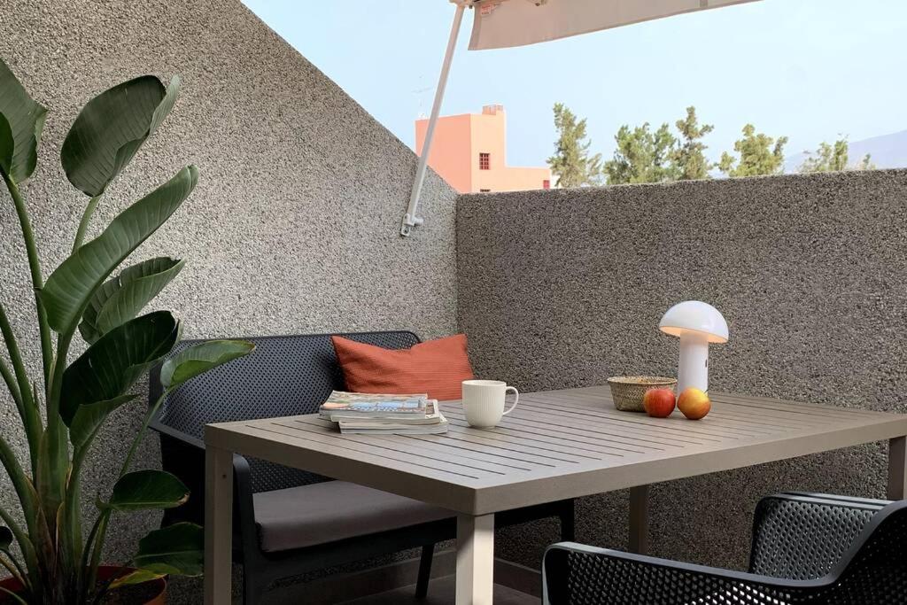 アロナにあるSweet Home Los Cristianosのパティオ(テーブル、椅子、パラソル付)