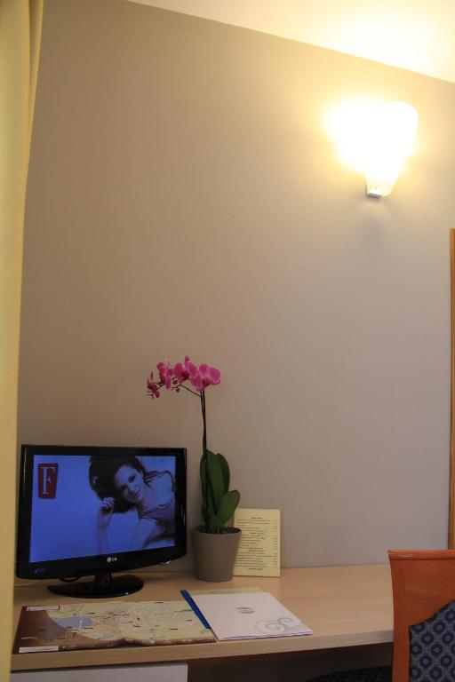Una televisión o centro de entretenimiento en Lizard Hotel