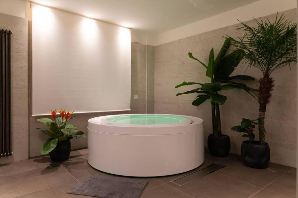 - vasca da bagno in camera con piante in vaso di cefalù luxury appartament jacuzzi a Cefalù
