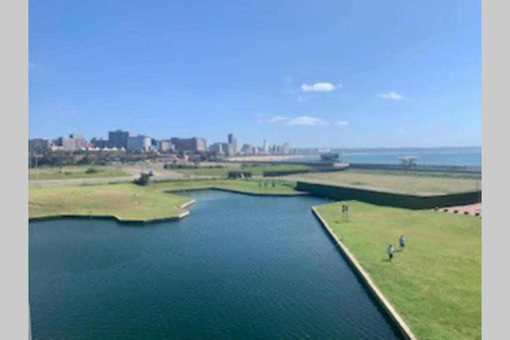 Blick auf einen Fluss mit einer Stadt im Hintergrund in der Unterkunft The Waves, 302 Quayside Point Waterfront in Durban