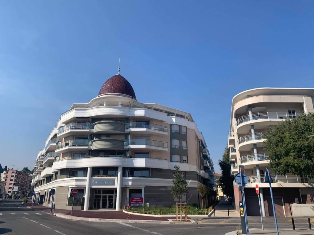 um grande edifício de apartamentos com um cone superior em New appartement with 2 bedrooms in a new building em Cagnes-sur-Mer