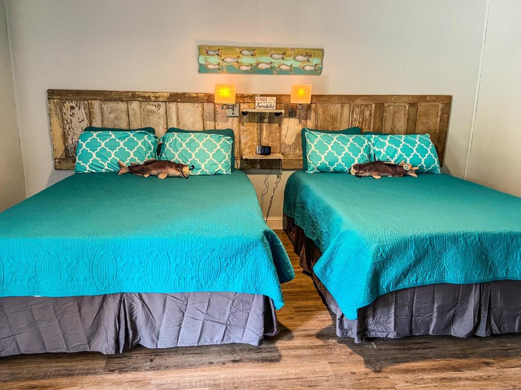 Postel nebo postele na pokoji v ubytování Reel Inn and Lodge
