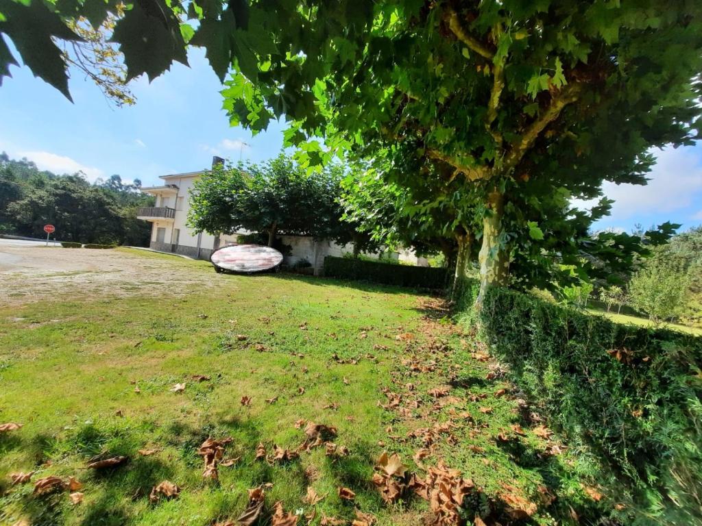 A garden outside A CASA DE TOXO