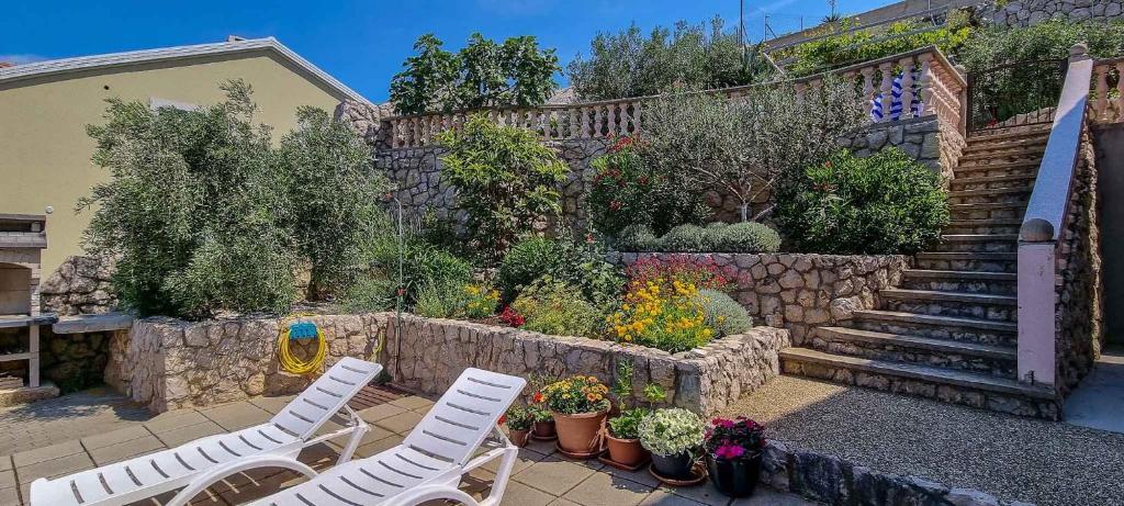 Ogród w obiekcie Apartments in Stara Baska - Insel Krk 34433