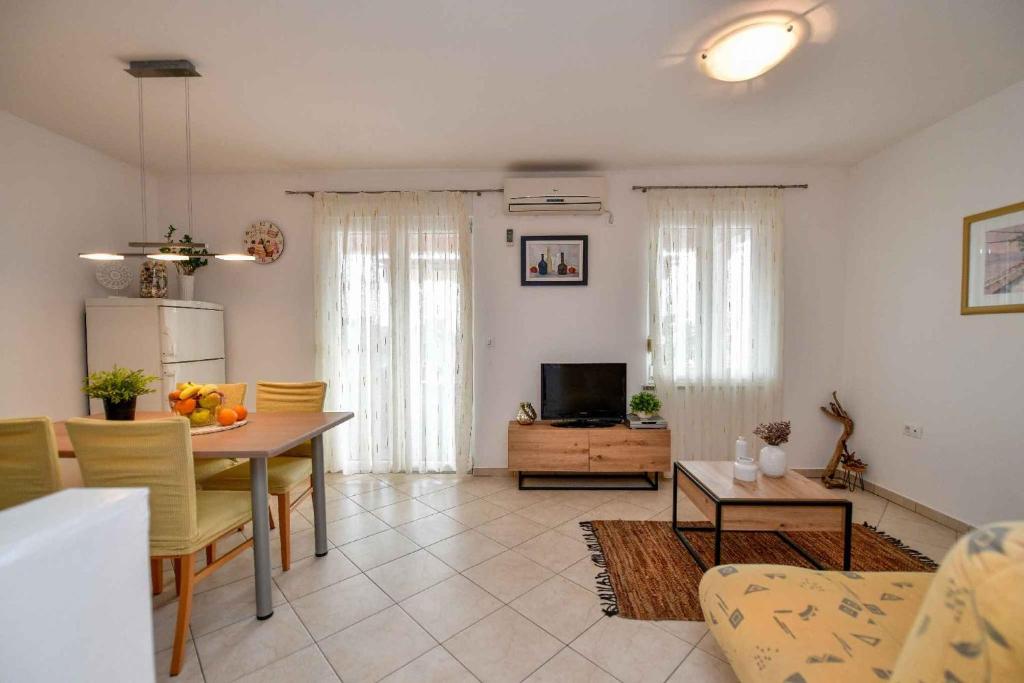 Telewizja i/lub zestaw kina domowego w obiekcie Apartments in Stara Baska - Insel Krk 34433