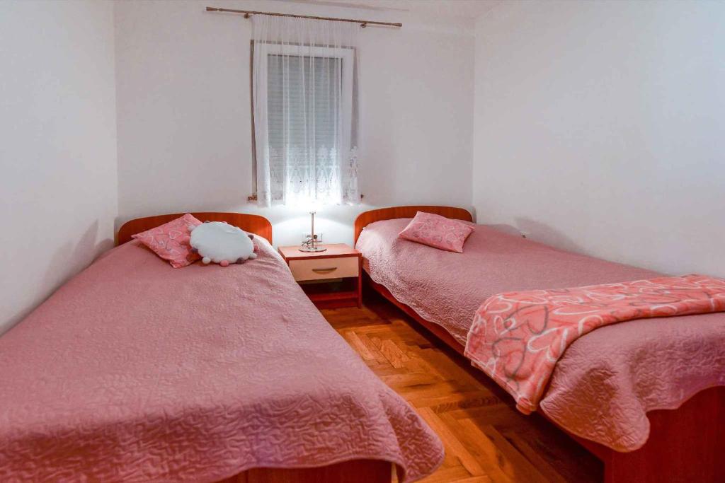 Łóżko lub łóżka w pokoju w obiekcie Apartments in Stara Baska - Insel Krk 34433