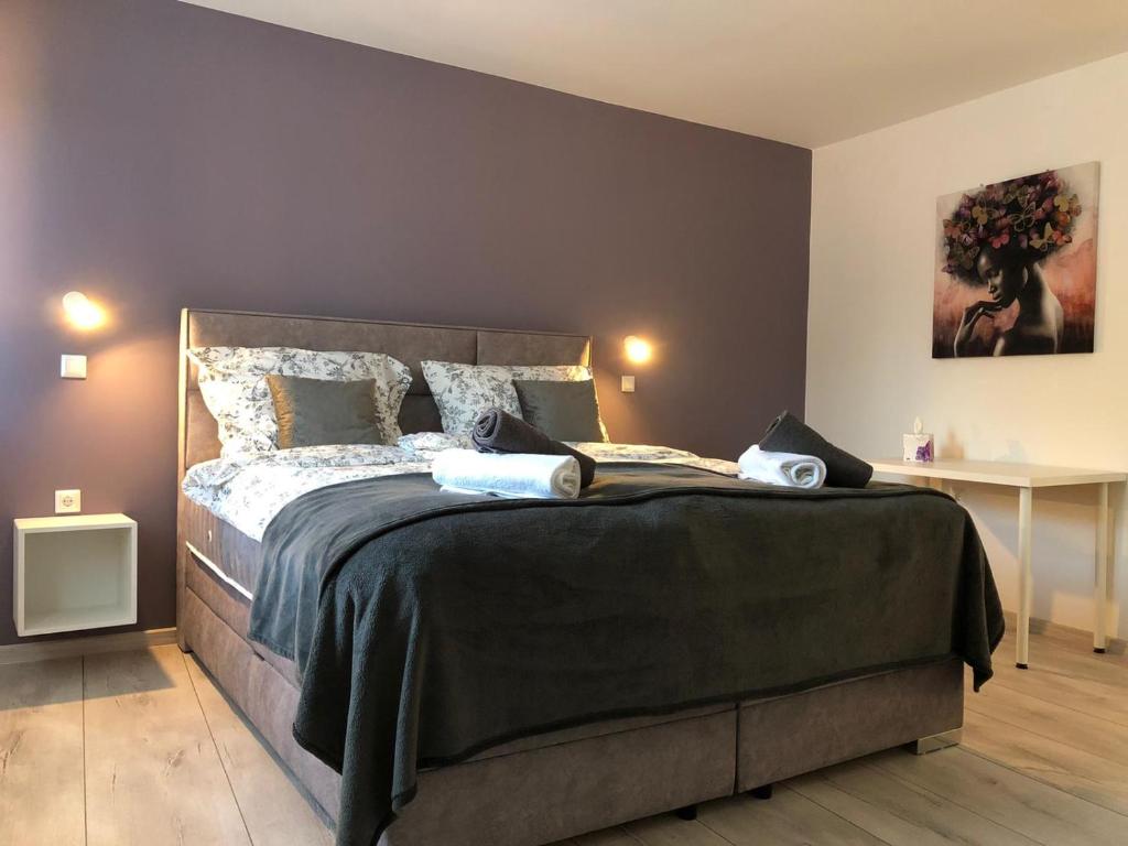 1 dormitorio con 1 cama con 2 toallas en Apartman Bloom, en Osijek