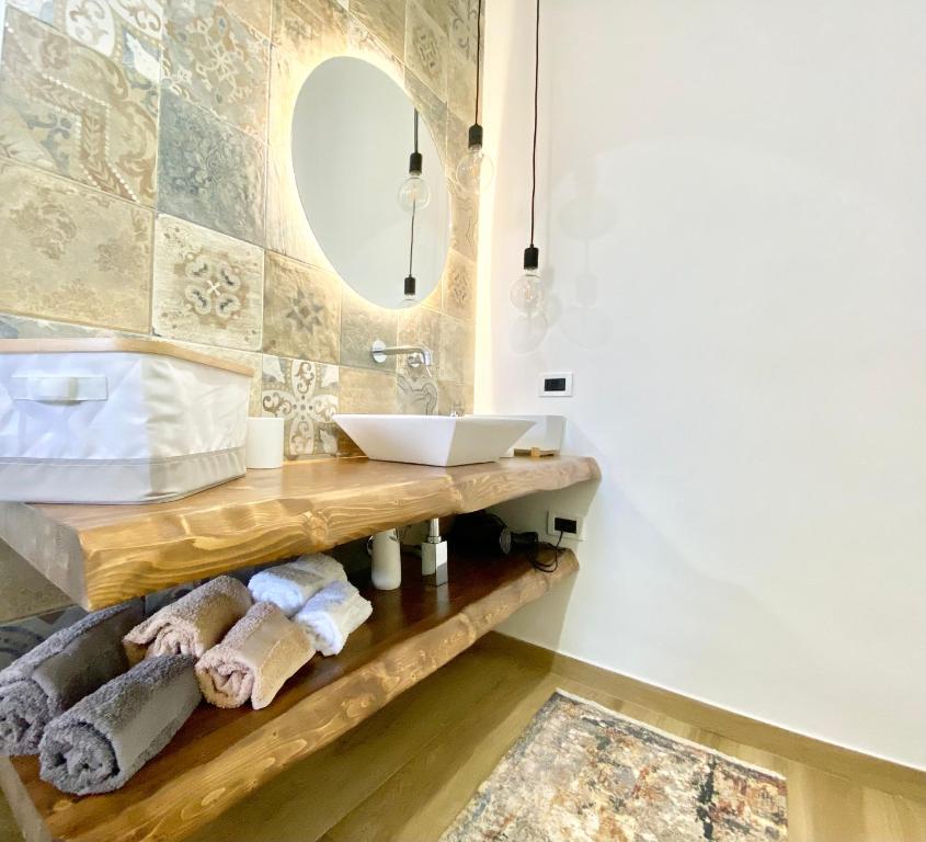 W łazience znajduje się umywalka i lustro. w obiekcie ACasammare Apartment w mieście Marsala