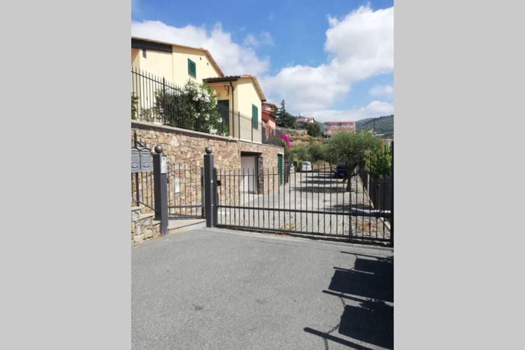 um portão para uma casa com uma cerca em Casa Mary em Santo Stefano al Mare