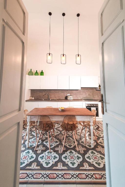A kitchen or kitchenette at Designer Apartment