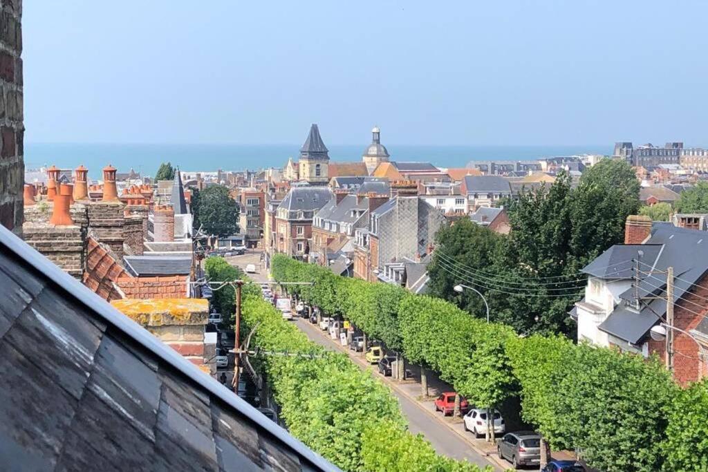 vistas a la ciudad desde el techo de un edificio en Sous les toits en Dieppe