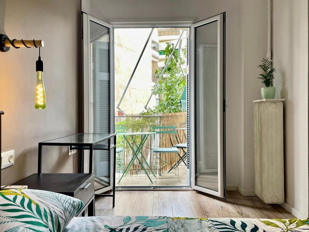 un soggiorno con porta a vetri che conduce a un balcone. di B & B House Apartment ad Atene