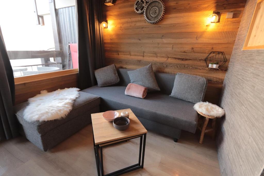 Photo de la galerie de l'établissement Charmant studio 2 personnes, rénové, vue sur le lac du Chevril, à Tignes