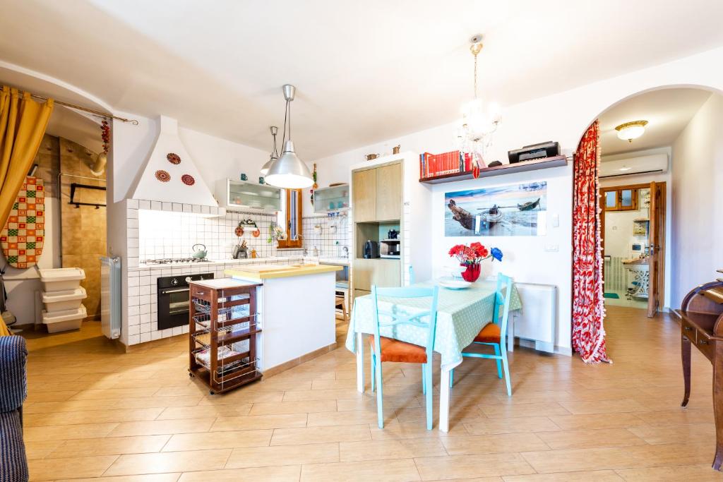 A kitchen or kitchenette at Extravacanza Safari