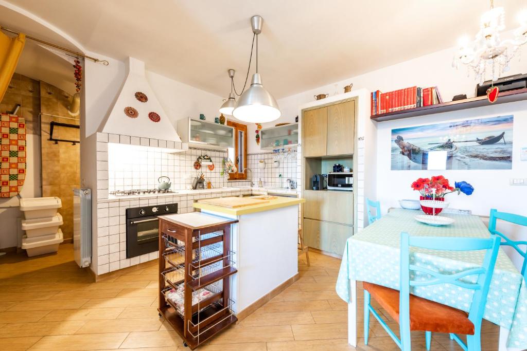A kitchen or kitchenette at Extravacanza Safari