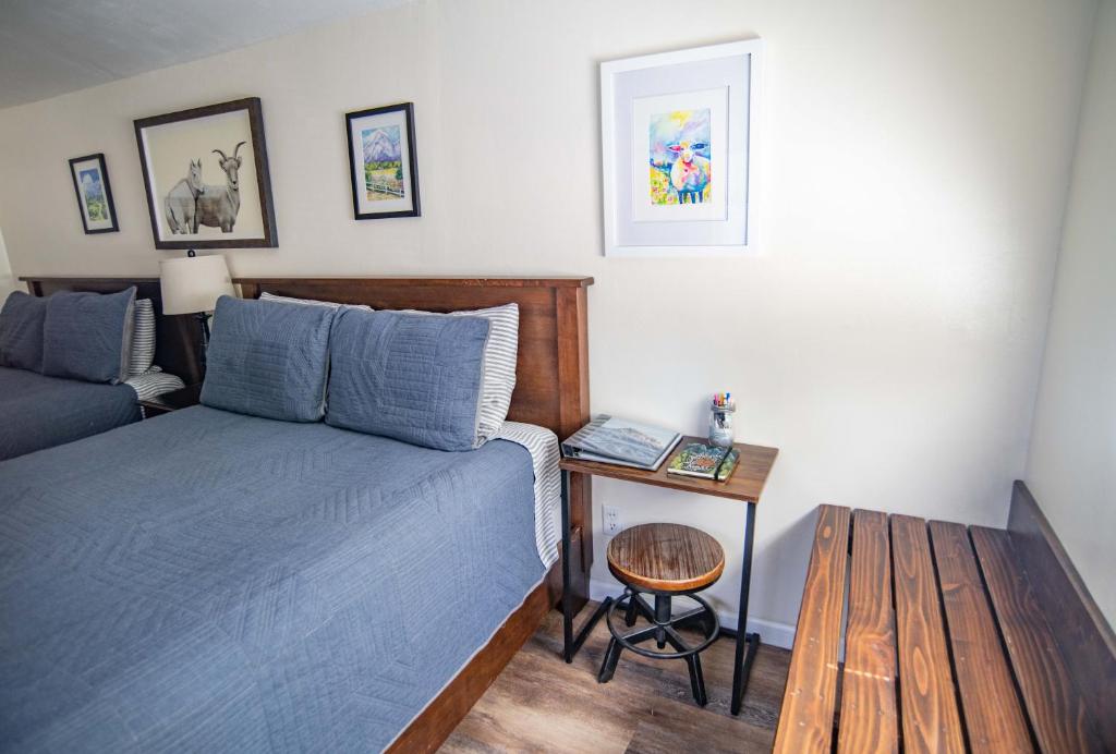 Mt Williamson Motel and Basecamp - Deluxe Queen Room