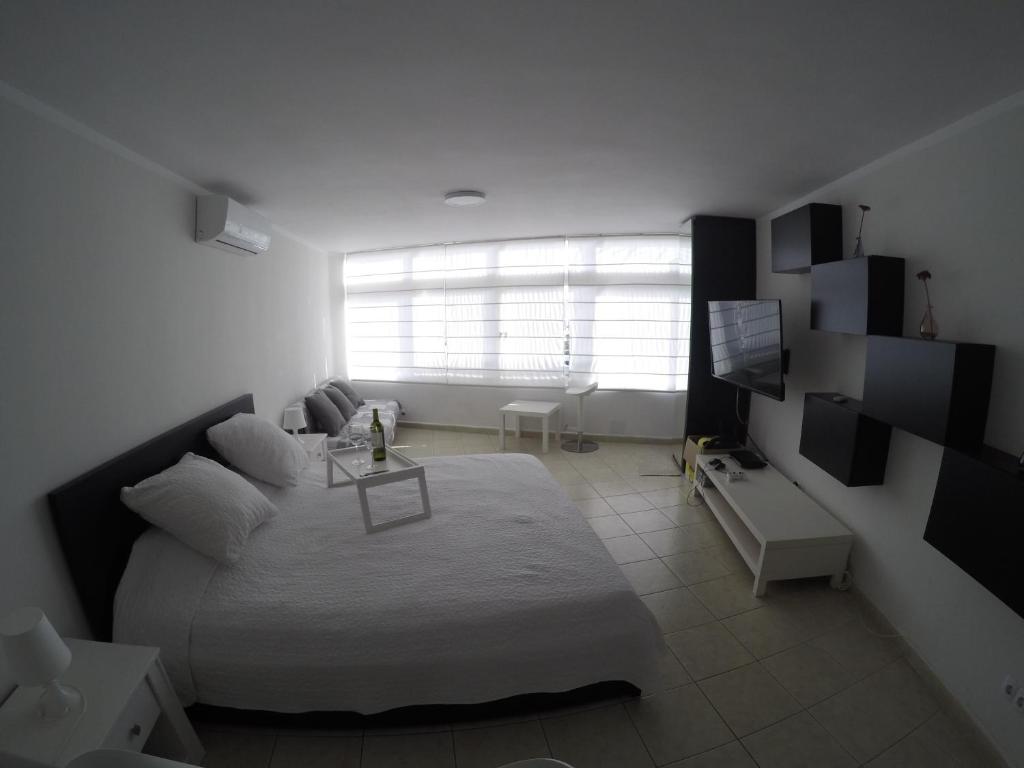 TV a/nebo společenská místnost v ubytování Studio Los Cristianos Beach