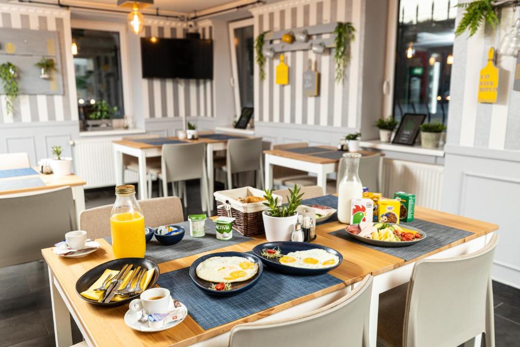 stół z talerzami jedzenia w restauracji w obiekcie Palazzo w Segedynie