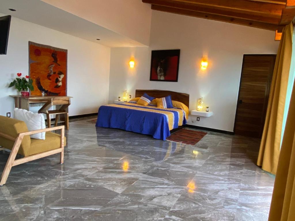 1 dormitorio con 1 cama, 1 mesa y 1 silla en Hospedaje Anturios Valle de Bravo, en Valle de Bravo