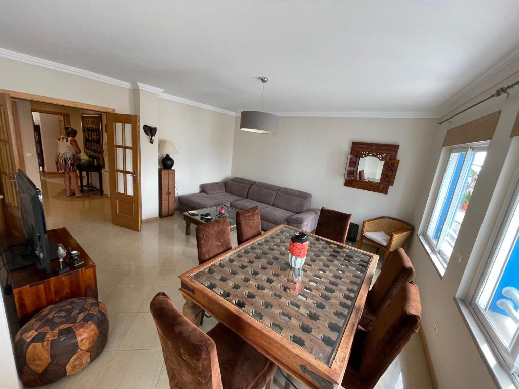 uma sala de estar com uma mesa e um sofá em Sea and Port view Apartement em Setúbal