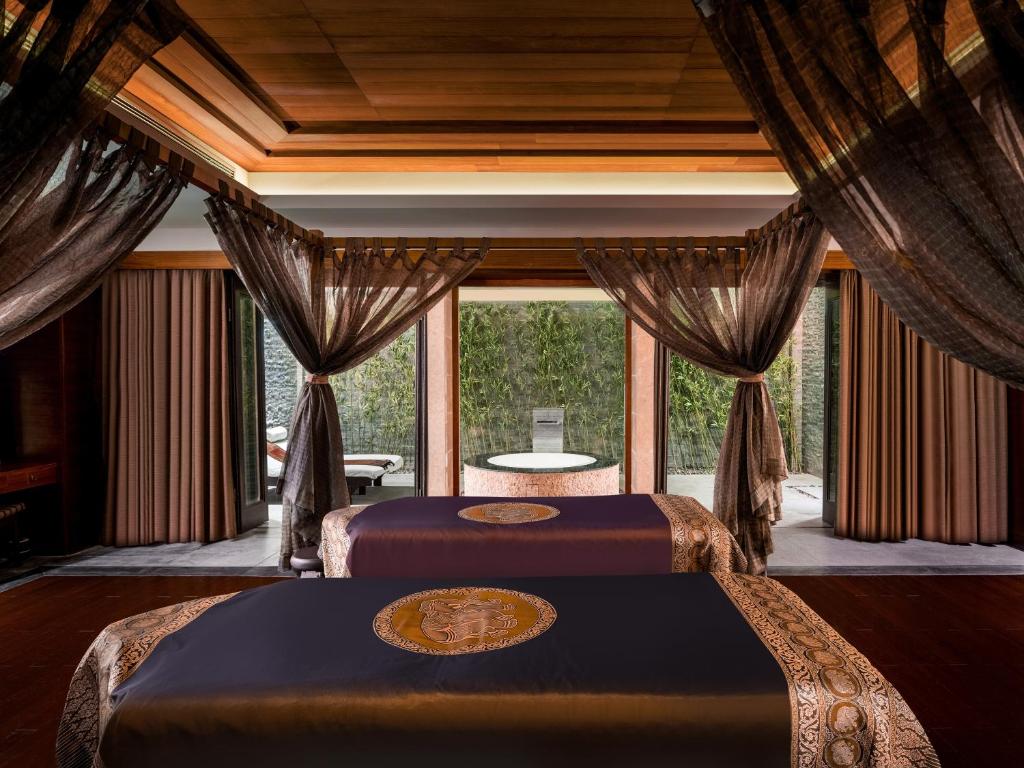 Postel nebo postele na pokoji v ubytování Pullman Oceanview Sanya Bay Resort & Spa