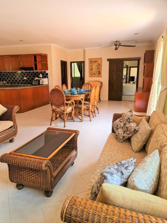 BUTTERFLY GARDEN BOUTIQUE RESIDENCES Apts and villas, A Lifestyle Destination Ex Lg 1-3 bedroom units , Full kitchen, 2 Full bathrooms, Rain shower, Spa bath, FREE BBQ, Free fast fiber optic WIFI, Staff 24-7 - Resim 10