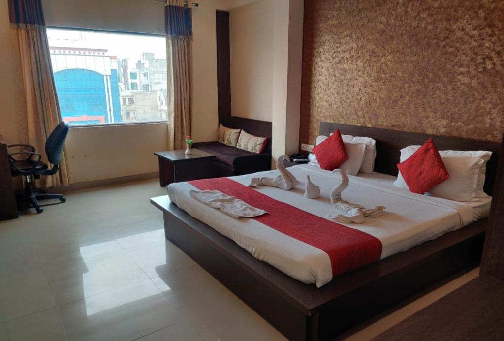 Säng eller sängar i ett rum på Hotel Savi Regency