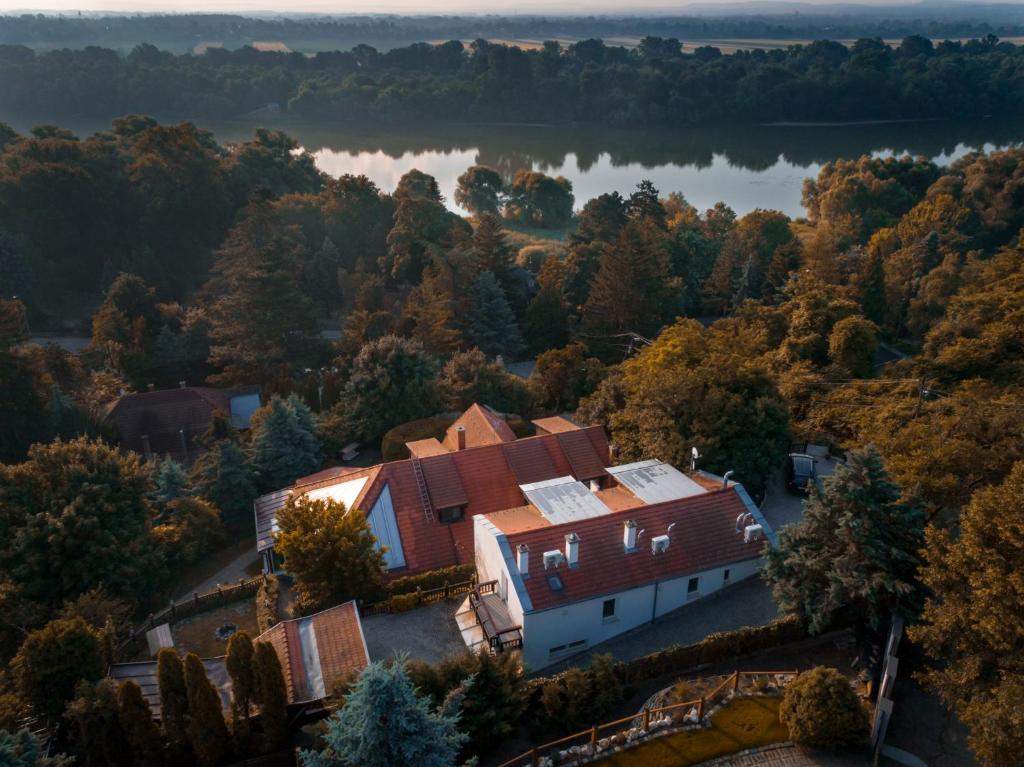 Una vista aérea de una casa con un lago al fondo. en Edenrock Stairs, en Leányfalu