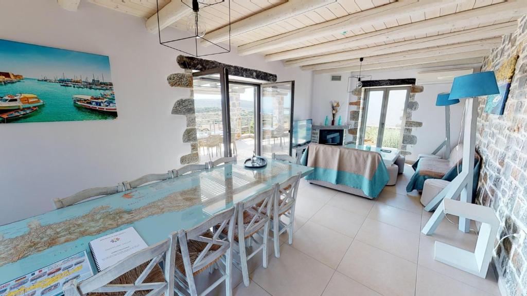 uma villa com vista para a água e uma sala de estar em Charlise Luxury Villa Cretevasion em Anópolis