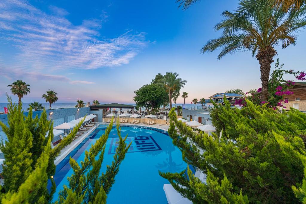 Bazén v ubytování Sealife Kemer Resort Hotel - Ultra All Inclusive nebo v jeho okolí