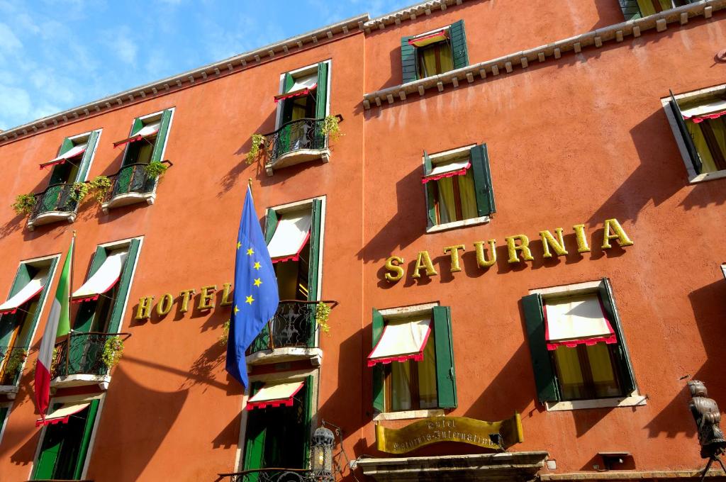 ein Gebäude mit den Worten Santuttario darauf in der Unterkunft Hotel Saturnia & International in Venedig